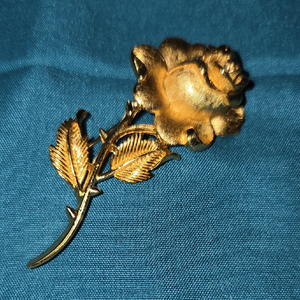 Crown Trifari Rose Pin/brooch